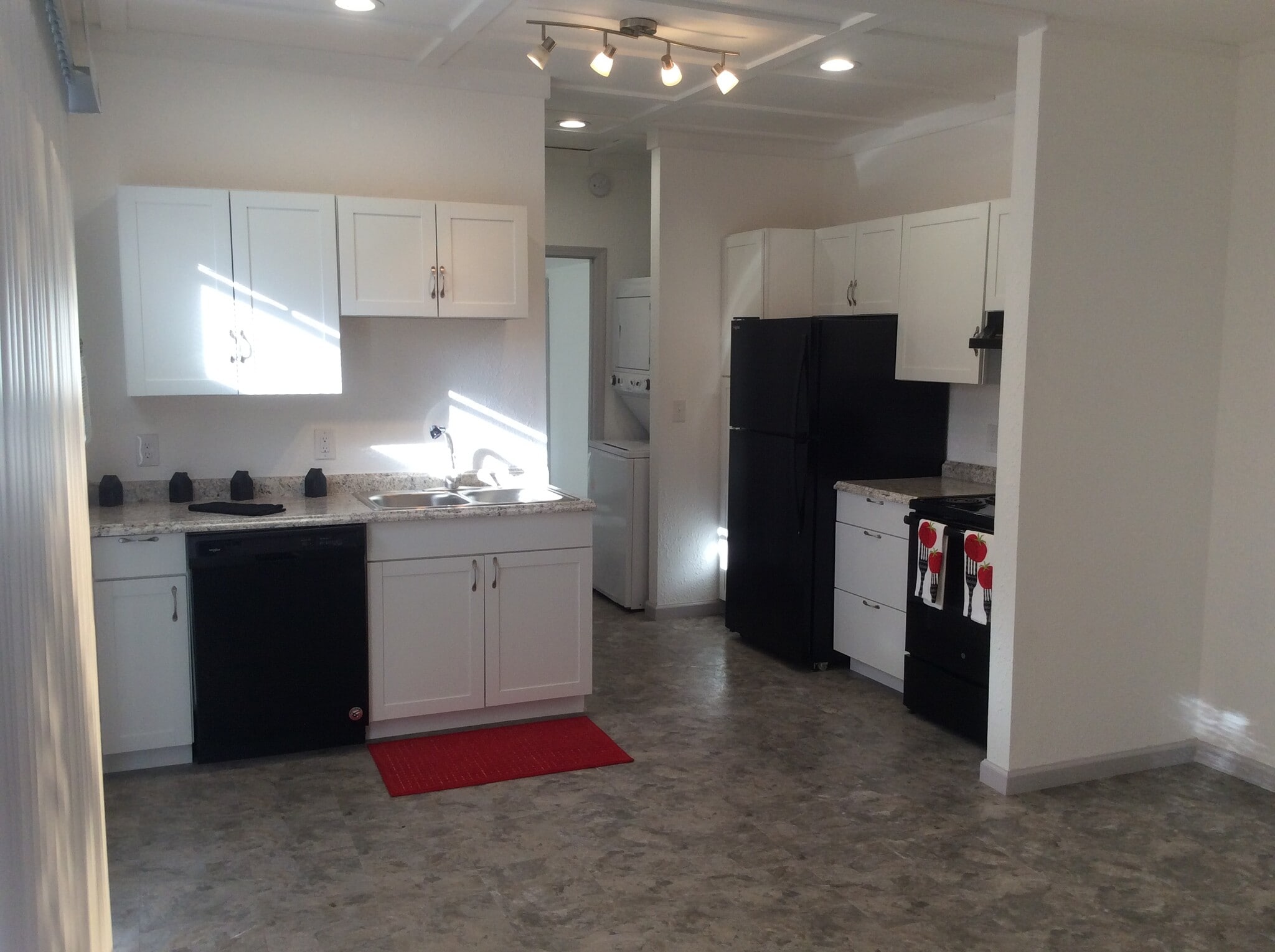 Kitchen With Dishwasher - 917 Phillips St