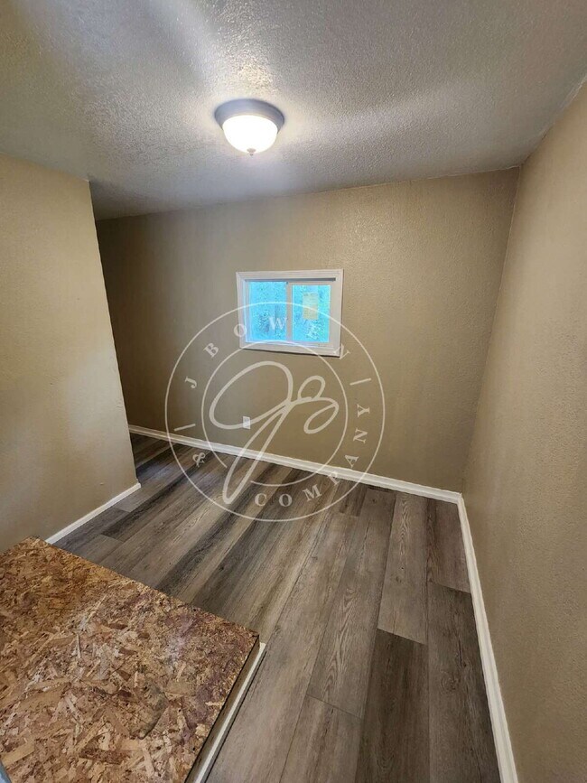 Building Photo - 3 bed 1 bath ready to call home