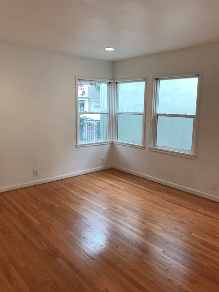 Building Photo - 2118 N Glenoaks Blvd