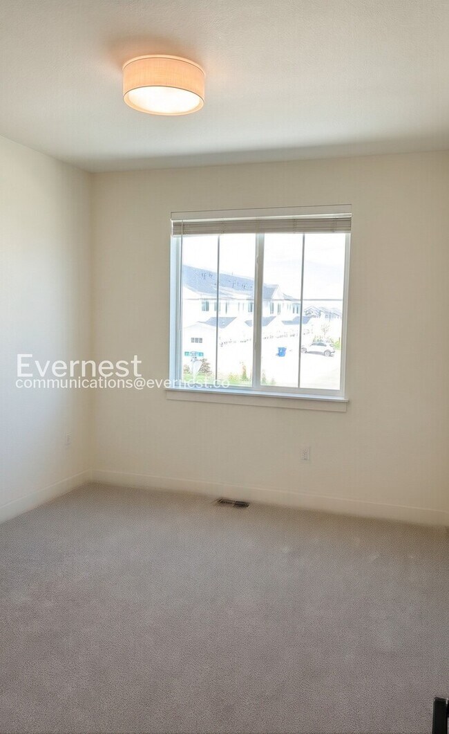 Building Photo - 3 Bed/2.5 Bath Town Home with Garage / Available Now!