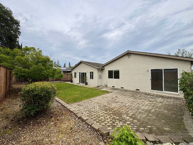 Building Photo - Spacious 3 Bedroom Gilroy Home with AC  & Attached Garage