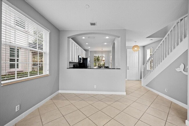 Building Photo - 647 Castle Dr