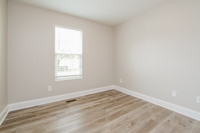 Building Photo - 145 Lynn Dr