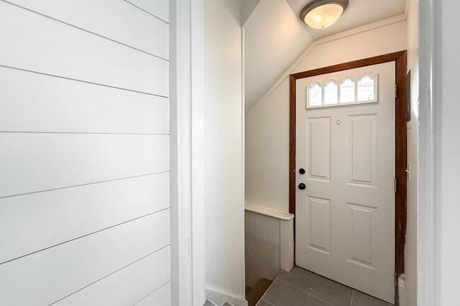 Building Photo - Riverfront 3-Bedroom Historical Richland Home