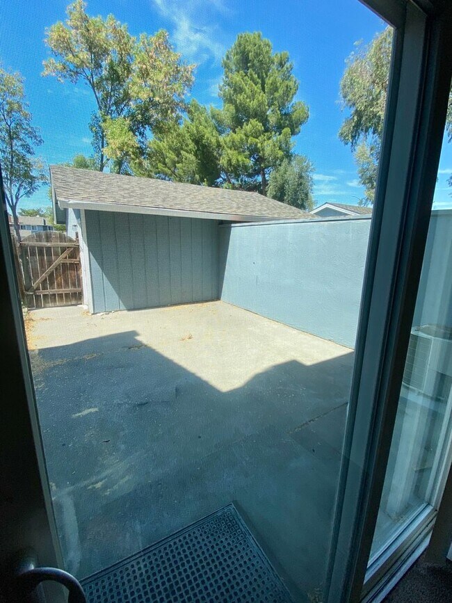 Building Photo - 1489 St James Pky