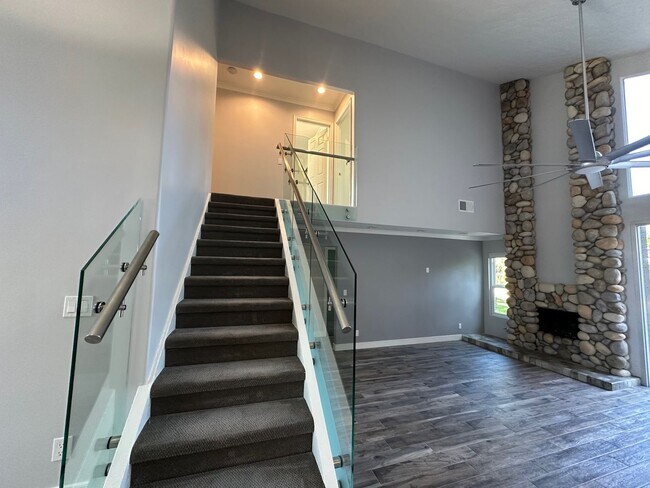 Building Photo - Stunning 4+3 pool home in Agoura Hills -Co...