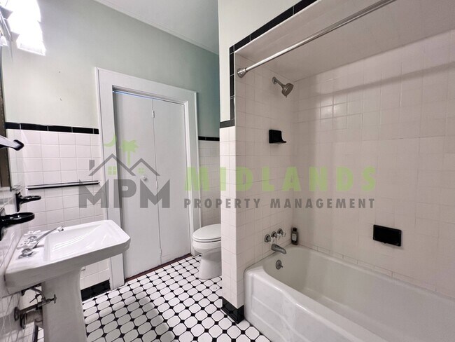 Building Photo - 2417B Clark Street