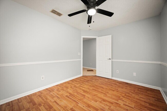Building Photo - Charming 3-Bedroom, 2-bathroom Gem Awaits!