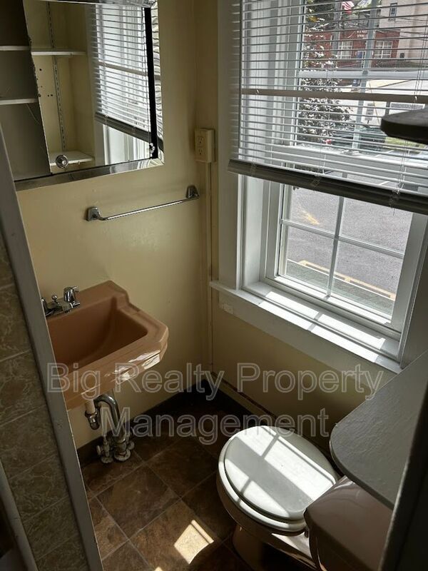 Building Photo - 106-B N Main St