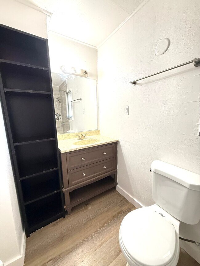 Building Photo - Adorable 3 bed/1.5 bath house with yard