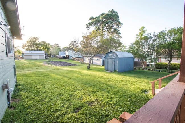 Building Photo - 883 Commodore Dr