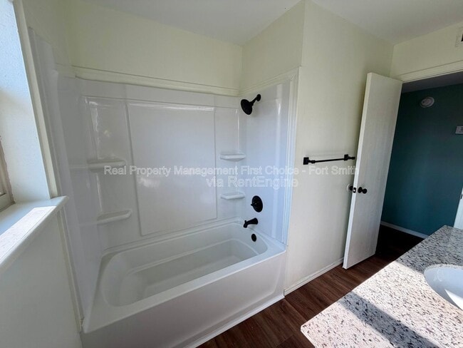 Building Photo - 904 Hillside Dr