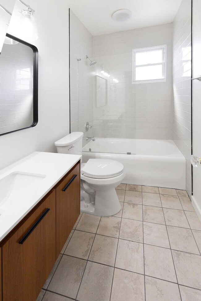 Building Photo - Renovated Home!