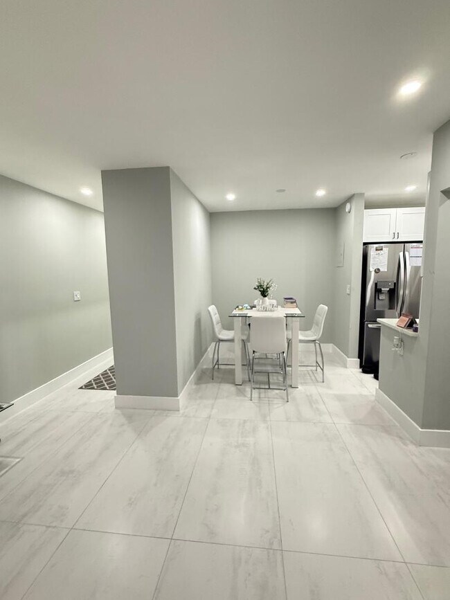 Building Photo - 2191 NE 68th St