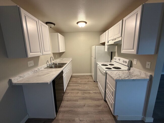 Building Photo - Convenient Location and Comfortable Living!