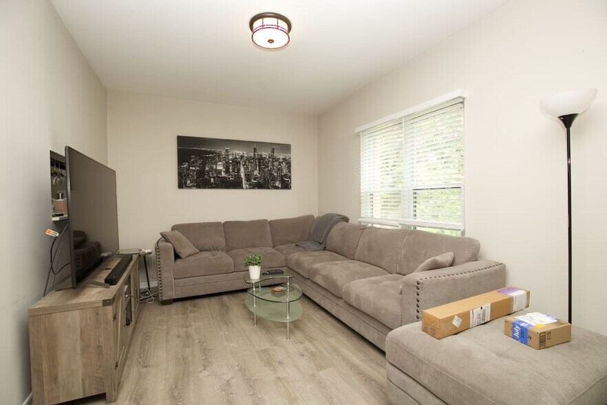 Building Photo - 710 W Roscoe St