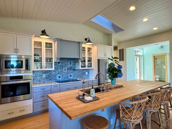 Building Photo - This gorgeous Bainbridge home is available with flexible lease terms starting July 10th