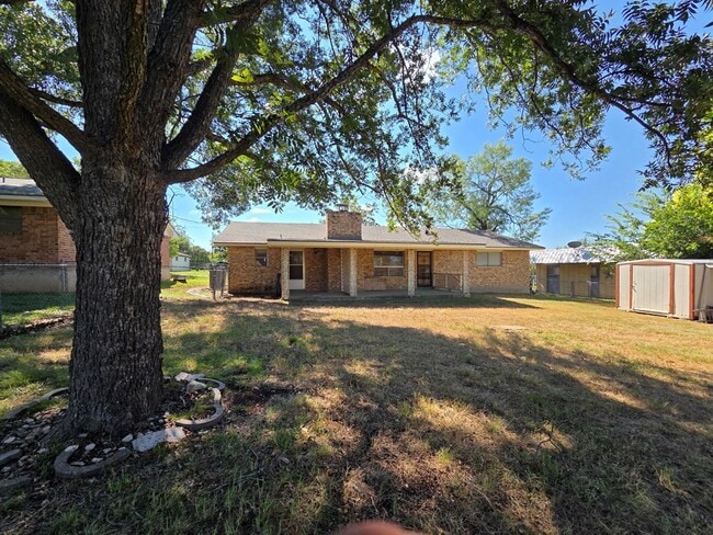 Building Photo - 704 Arrow Ln