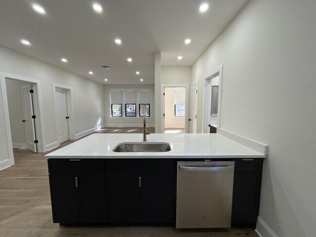 Building Photo - 4 bedroom in Chicago IL 60625