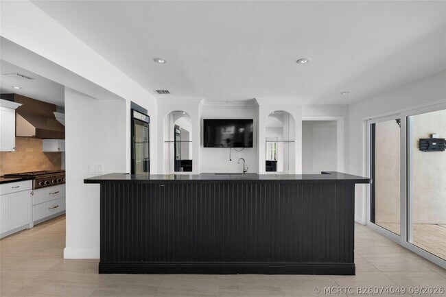 Building Photo - 2401 NE 47th St