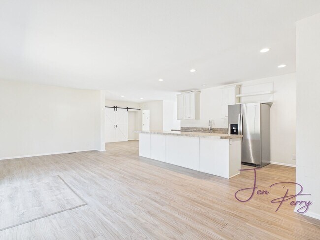 Building Photo - Large Spacious 5 Bedroom House with Fenced Yard