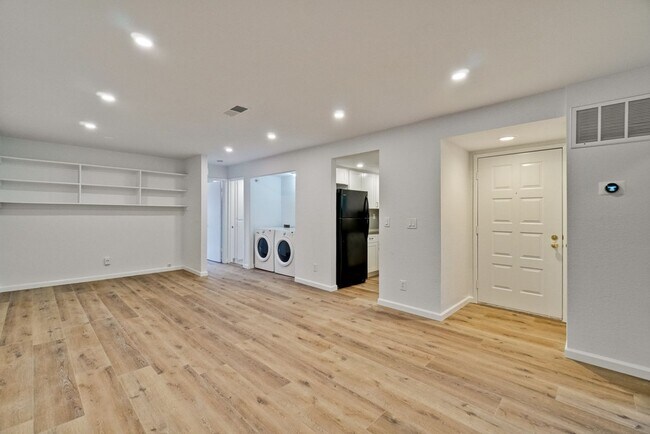 Building Photo - Recently upgraded Condo in a highly desirable location in Sunnyvale.
