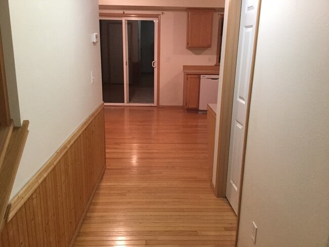 Building Photo - 2100 Square Foot  4 Bed Room Home Fenced Y...