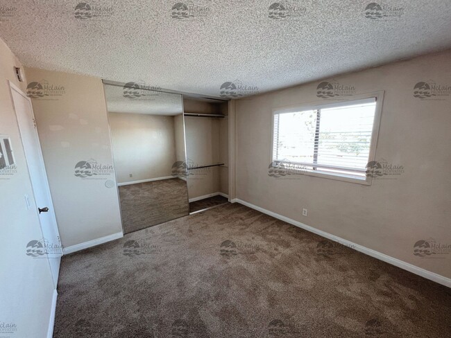 Building Photo - 3 Bed/2 Bath Two Story Townhome in Gated C...