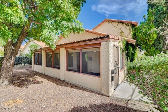 Building Photo - 4921 Fiesta Lakes St