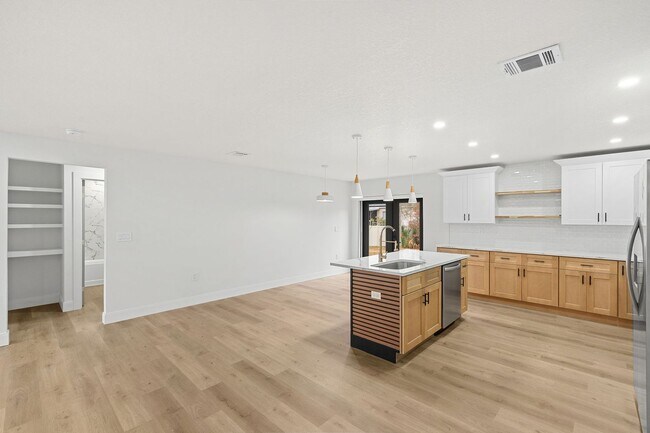 Building Photo - 1623 Espejo St SE