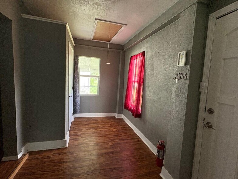 Building Photo - 307 E 3rd St