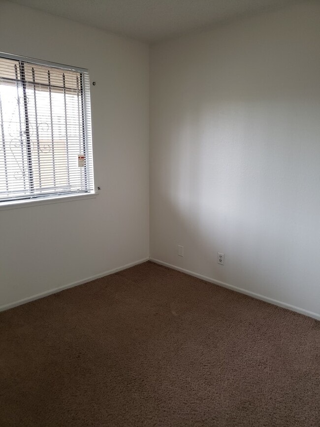 Building Photo - 3 Bed 2 Bath Townhome Close To The Strip!