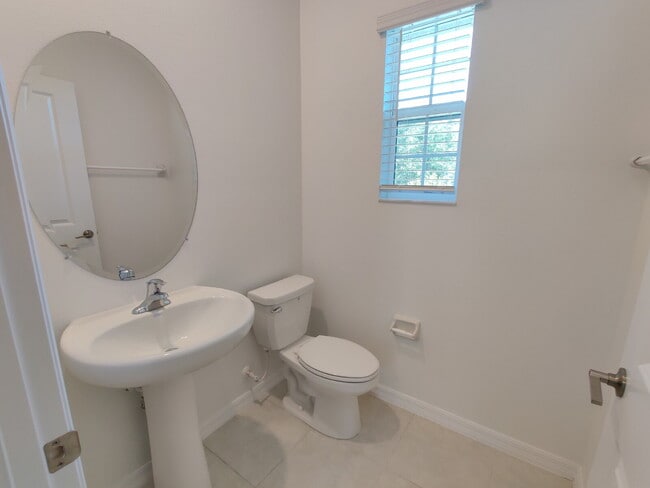 Building Photo - Spacious End-Unit Townhouse in FishHawk Ranch | Top-Rated Schools