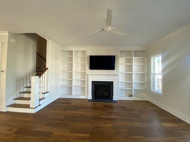 Building Photo - Welcome to our luxurious townhouse in the ...