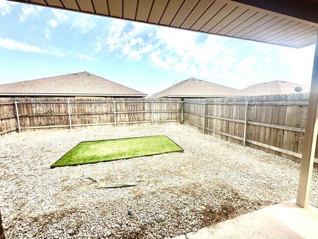 Building Photo - 3 bed 2 bath Duplex Available