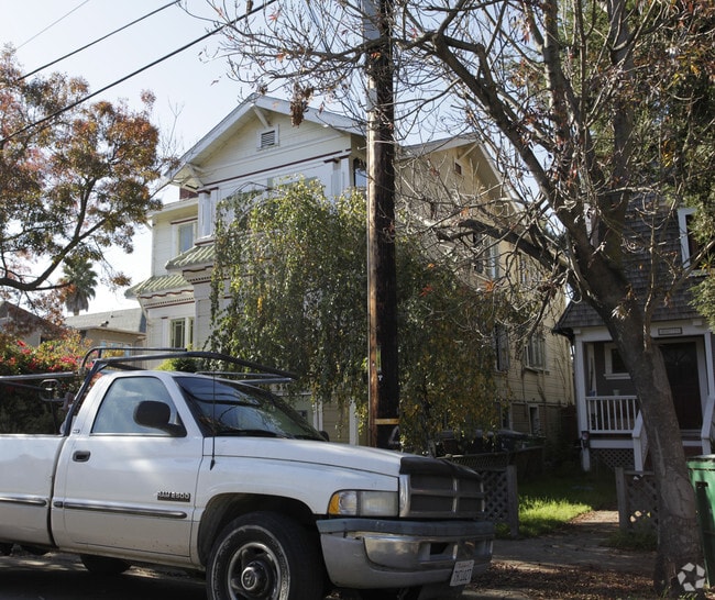 Building Photo - 3805-3809 1/2 Clarke St.