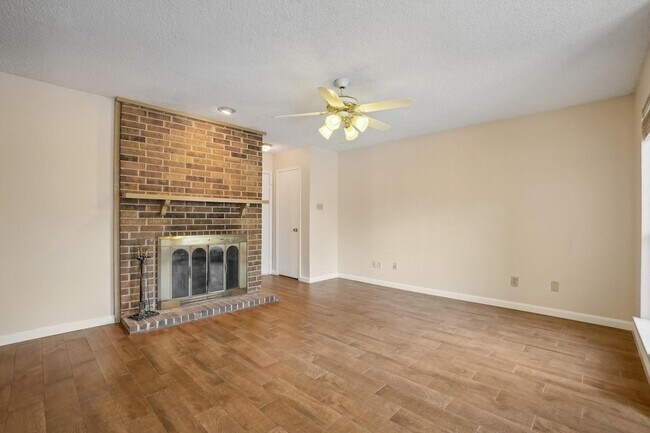 Building Photo - 1301 Memory Ln