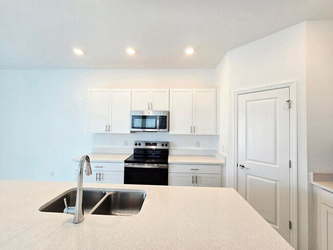 Building Photo - Annual End-Unit Townhome with 3 Bedrooms in Edgestone at Artisan Lakes