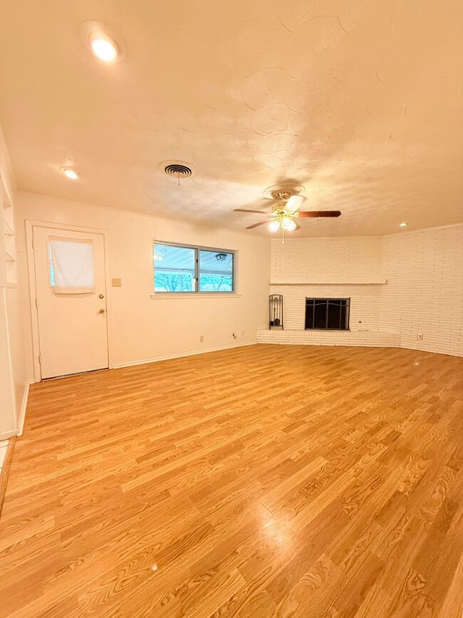 Building Photo - 612 Hillview Dr