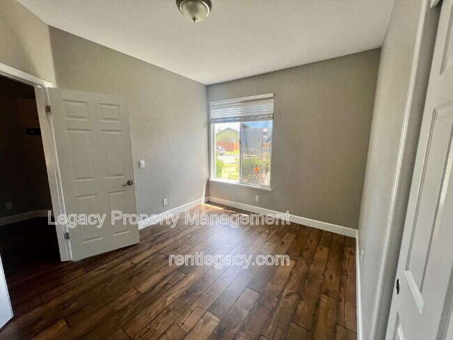 Building Photo - 1605 Paseo Flores Dr