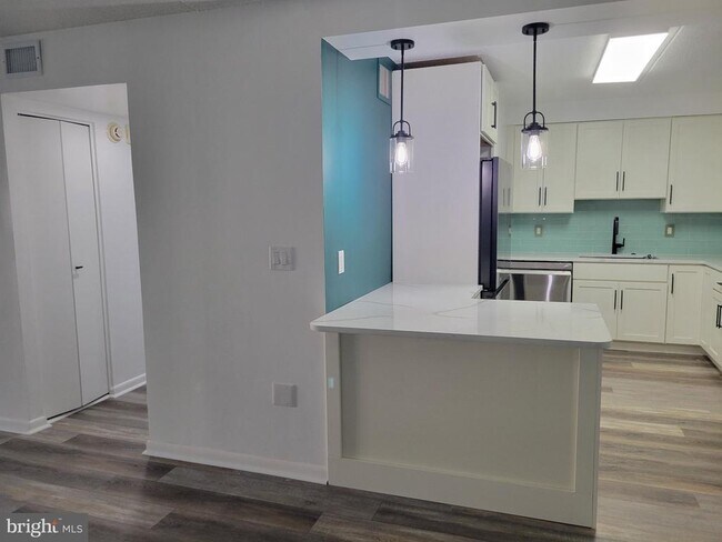 Building Photo - 20722 Valley Forge Cir