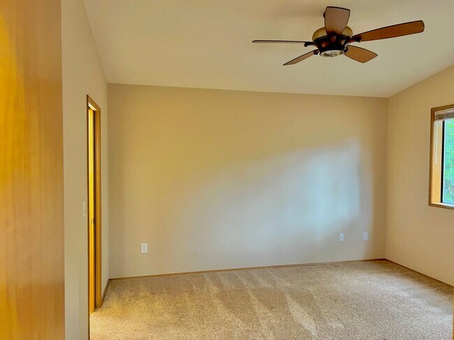Building Photo - Charming Rambler 3-Bed/2-Bath Available Now!