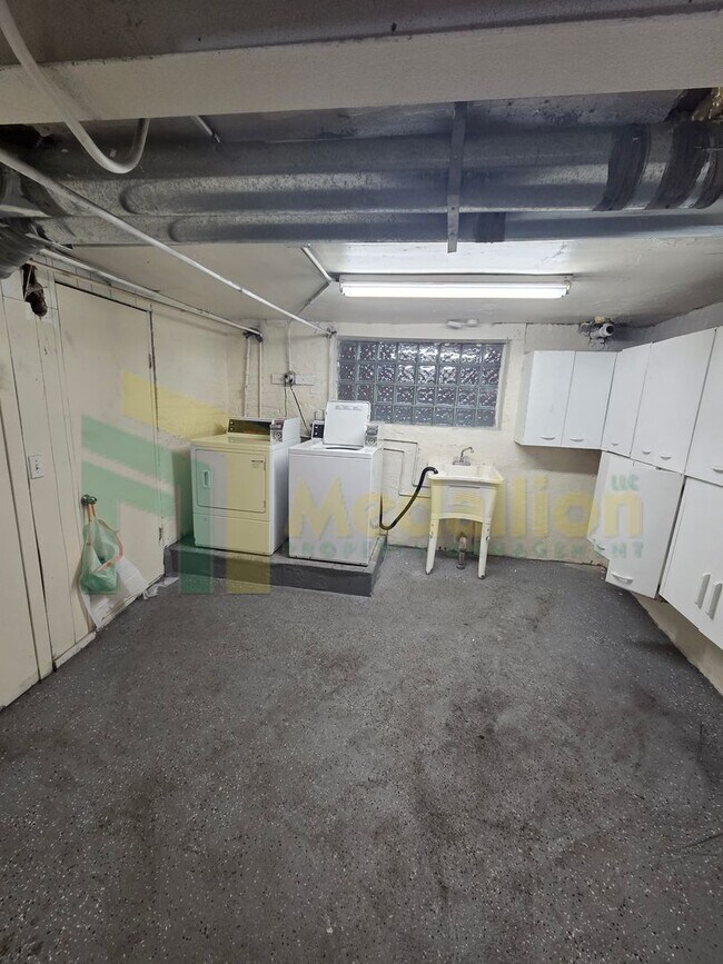 Building Photo - Beautifully Updated 2-Bedroom Apartment – ...