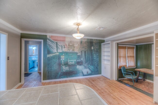 Building Photo - 544 S Oswego Ave