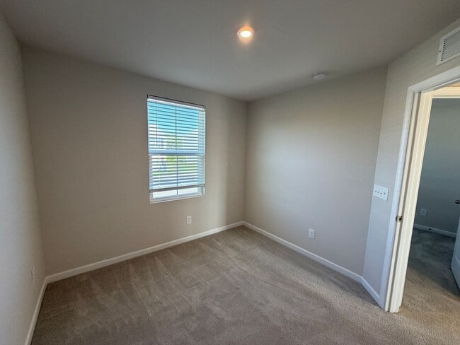Building Photo - Thornton Grove Townhome