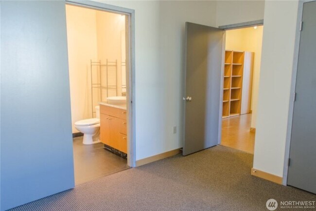 Building Photo - 2Bd/2Ba Seattle Condo