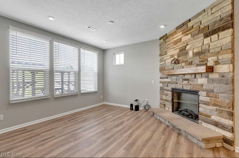 Building Photo - 855 Dipper Ln
