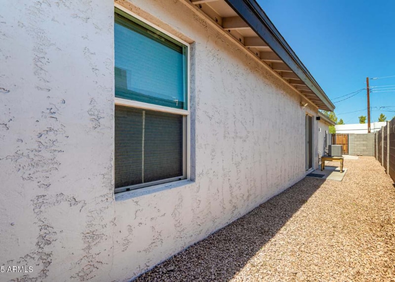 Building Photo - 1558 W 5th St