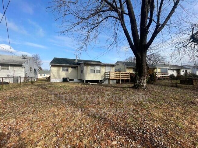 Building Photo - 360 Shepley Dr