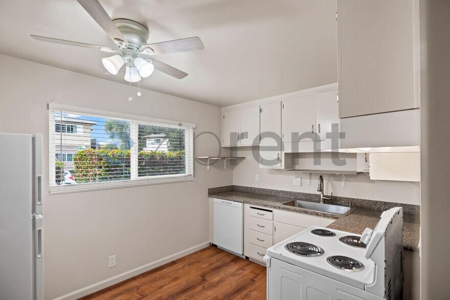 Building Photo - 1371 Vía Dondera